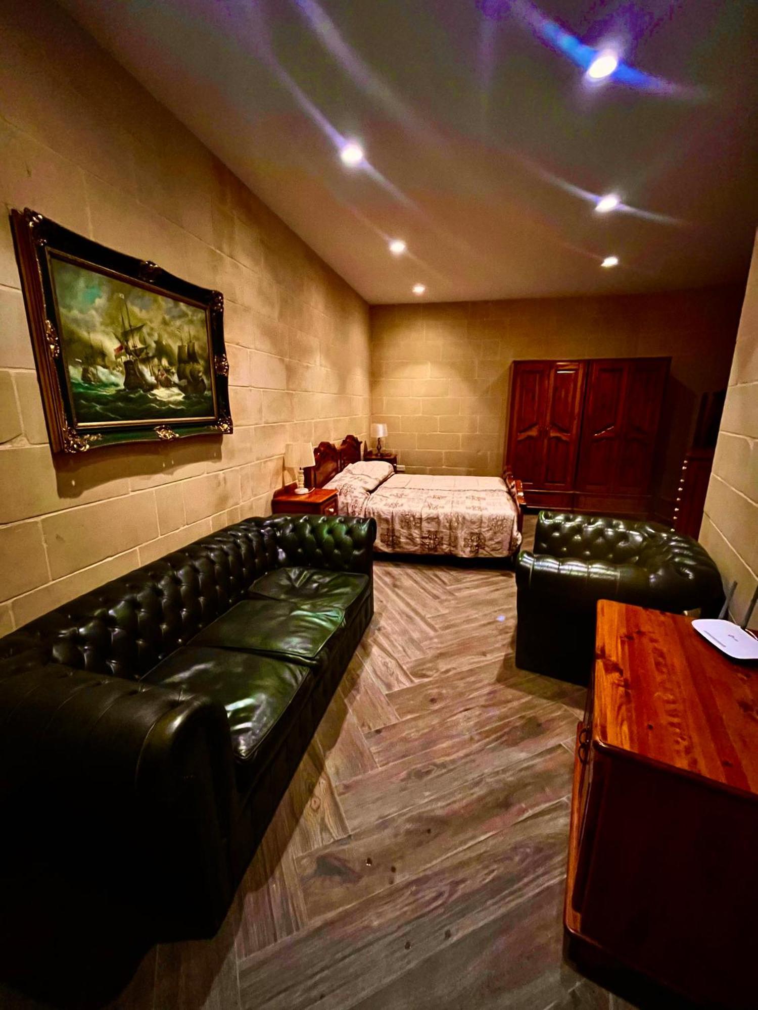 Dreamy Space With Caved Pool Hofret ir-Rizz